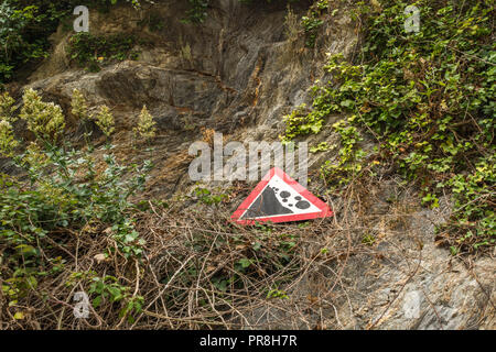 Küstenlandschaft um Newquay, Cornwall. Achten Sie auf das Warnschild „Falling Rocks“ an den Klippen von Newquay. Stockfoto