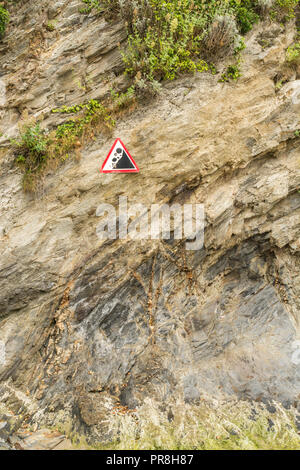 Hafenszenen um Newquay, Cornwall. Achten Sie auf das Warnschild „Falling Rocks“ an den Klippen von Newquay. Stockfoto