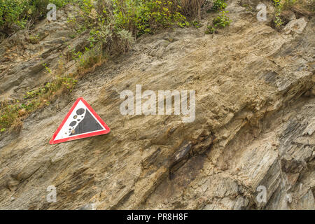 Küstenlandschaft um Newquay, Cornwall. Achten Sie auf das Warnschild „Falling Rocks“ an den Klippen von Newquay. Stockfoto