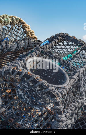 Hafen Szenen rund um Newquay, Cornwall. Hummer/crab Töpfen auf Hafen Kai gestapelt. Stockfoto