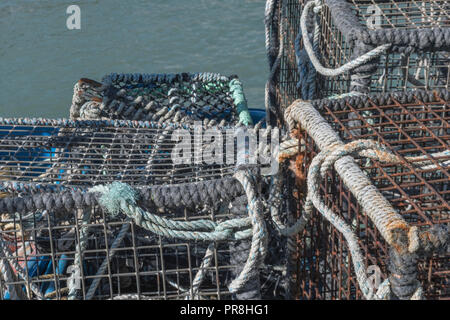 Hafen Szenen rund um Newquay, Cornwall. Hummer/crab Töpfen auf Hafen Kai gestapelt. Stockfoto