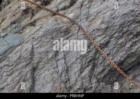 Hafen Szenen rund um Newquay, Cornwall. Rost Liegeplatz Kettenglieder. Metapher starke Verbindungen, stärkste Glied, Schmiede links, enge Beziehungen. Stockfoto