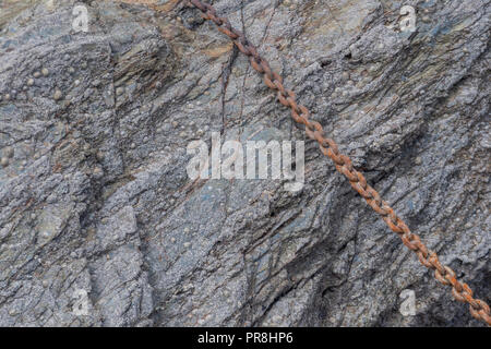 Hafen Szenen rund um Newquay, Cornwall. Rost Liegeplatz Kettenglieder. Metapher starke Verbindungen, stärkste Glied, Schmiede links, enge Beziehungen. Stockfoto