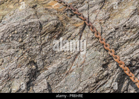 Hafen Szenen rund um Newquay, Cornwall. Rost Liegeplatz Kettenglieder. Metapher starke Verbindungen, stärkste Glied, Schmiede links, enge Beziehungen. Stockfoto