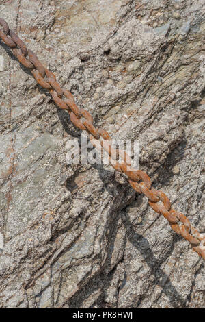 Hafen Szenen rund um Newquay, Cornwall. Rost Liegeplatz Kettenglieder. Metapher starke Verbindungen, stärkste Glied, Schmiede links, enge Beziehungen. Stockfoto