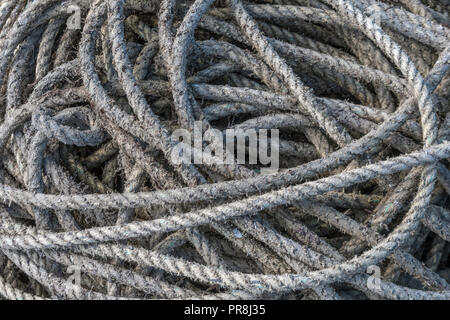 Hafen Szenen rund um Newquay, Cornwall. Spiralkabel kommerzielle marine Seil am Hafen Uferstraße. Metapher verwickelt, in einem Gewirr, genügend Seil. Stockfoto