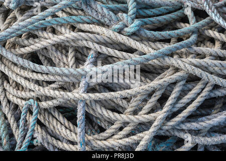 Hafen Szenen rund um Newquay, Cornwall. Spiralkabel kommerzielle marine Seil am Hafen Uferstraße. Metapher verwickelt, in einem Gewirr, genügend Seil. Stockfoto