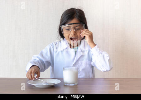 Cute wissenschaftliche Mädchen führen ein Experiment mit Natron Stockfoto