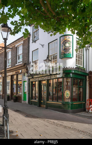 Nußshell Pub Bury St Edmunds, Blick auf Den Nußshell Pub in Bury St Edmunds, Suffolk; es wird als das kleinste öffentliche Haus in England, Großbritannien, vermutet. Stockfoto