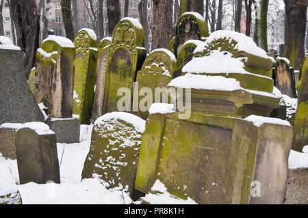 Grabsteine an der Neue jüdische Friedhof, das jüdische Viertel im Stadtteil Kazimierz in Krakau, Polen Stockfoto