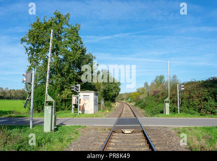 Bahnübergang in ländlicher Umgebung Lage: Deutschland, Nordrhein-Westfalen Stockfoto