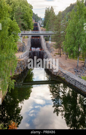 Vrangfoss Treppe Schlösser, die größte sperren und wichtige touristische Attraktion auf dem Telemarkskanal, der verbindet Skien nach Dalen in Telemark County, Norwegen Stockfoto