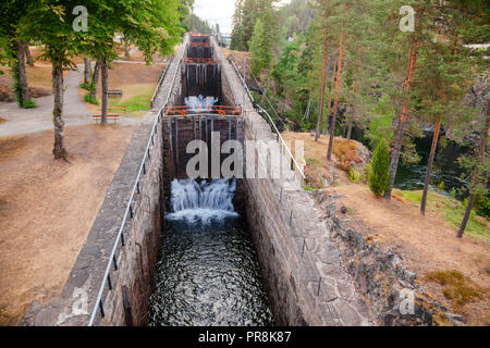 Vrangfoss Treppe Schlösser, die größte sperren und wichtige touristische Attraktion auf dem Telemarkskanal, der verbindet Skien nach Dalen in Telemark County, Norwegen Stockfoto