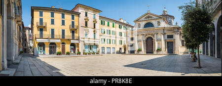 Altstadt und Fußgängerzone in Varese, eine wichtige Stadt in Norditalien. Basilika von San Vittore Stockfoto