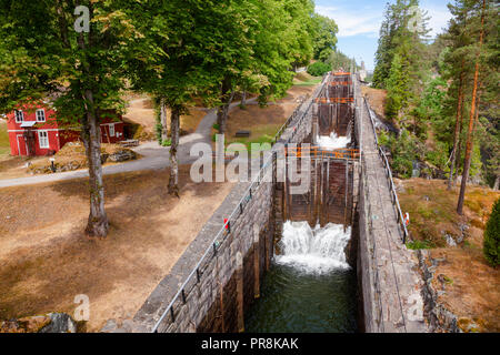 Vrangfoss Treppe Schlösser, die größte sperren und wichtige touristische Attraktion auf dem Telemarkskanal, der verbindet Skien nach Dalen in Telemark County, Norwegen Stockfoto