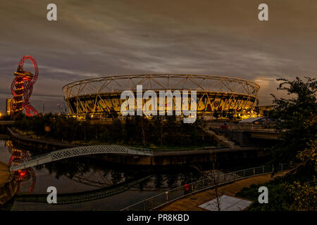 Das Olympiastadion, und Orbit im Queen Elizabeth Park in London bei Nacht Stockfoto