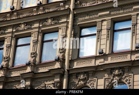 Es gibt viele architektonischen Schätzen, die auf den vielen bunten Gebäude in der Stadt St. Petersburg in Russland gefunden werden. Stockfoto