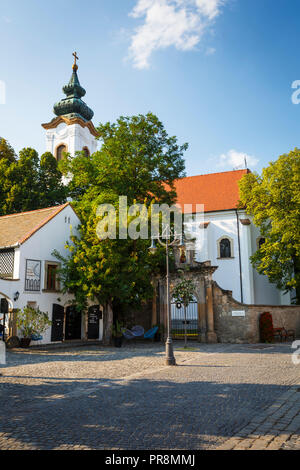 Szentendre, Ungarn - 17. August 2018: Eine von vielen Kirchen in der Altstadt von Eger in Ungarn. Stockfoto