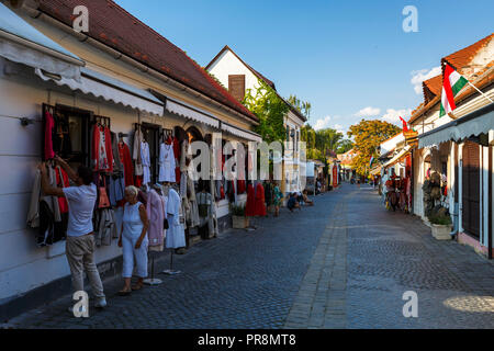 Szentendre, Ungarn - 17. August 2018: die Hauptstraße mit Geschäften in der Altstadt von Eger in Ungarn. Stockfoto