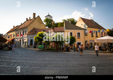 Szentendre, Ungarn - 17. August 2018: Die Menschen in den Hauptplatz der Altstadt von Szentendre in Ungarn. Stockfoto