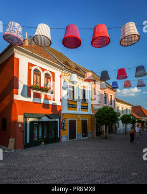 Szentendre, Ungarn - 17. August 2018: die Geschäfte in der Hauptstraße der Altstadt von Szentendre in Ungarn. Stockfoto