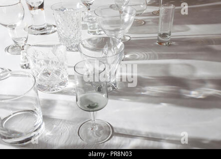 Eine Vielzahl der Gläser auf dem Tisch Stockfoto
