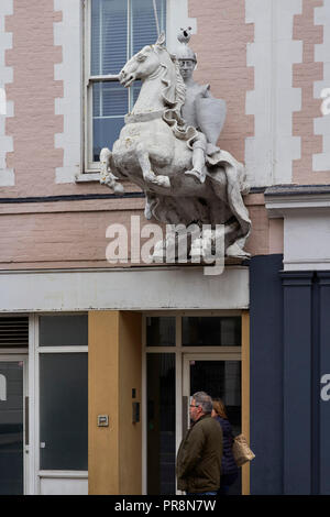 Paar unterhalb der Statue einer Ritter auf einem Pferd im Zentrum von Guildford, Surrey Stockfoto