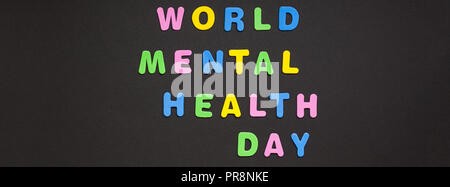 Kreative bunten Text aus Kunststoff Buchstaben World Mental Health Day schreiben auf schwarzem Papier Hintergrund mit Kopie Raum gemacht. Ferienwohnung Nachricht Konzept, c Stockfoto