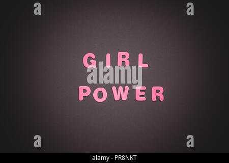 Kreative pink Text aus Kunststoff Buchstaben GIRL POWER Schrift auf schwarzem Papier Hintergrund mit Kopie Raum gemacht. Frauen empowerment Konzept, Vorlage für FEM Stockfoto