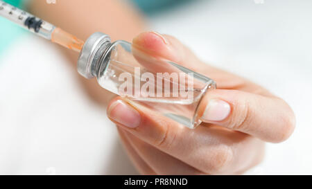 Makro Bild der Krankenschwester, die Vorbereitung der Medikamente in Glasampulle Stockfoto