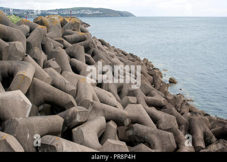 Stabits der Wellenbrecher oder Batterie Pier, Douglas Hafen, Insel Man mit entfernten Blick auf Onchan gelangen. Stockfoto