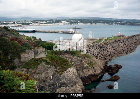 Fernsicht auf Douglas, Isle of Man, von Douglas Kopf an einem bewölkten Tag. Stockfoto