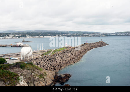 Fernsicht auf Douglas, Isle of Man, von Douglas Kopf an einem bewölkten Tag. Stockfoto