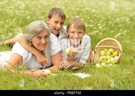 Porträt der glückliche Familie mit einem Picknick Stockfoto