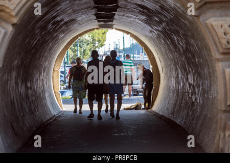 Ein strassenmusikant spielt die Geige in einem Tunnel am Ufer der Donau in Budapest. Stockfoto