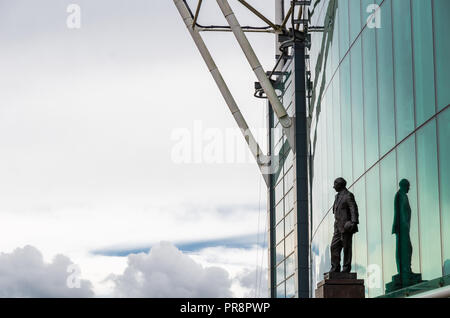 Sir Matt Busby Statue außerhalb von Old Trafford, das Zuhause von Manchester United Football Club, England, Vereinigtes Königreich Stockfoto