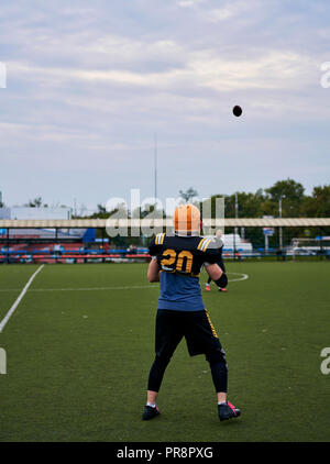 American Football Spieler im Stadion Stockfoto