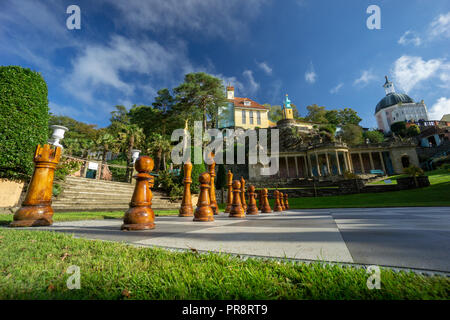 Verschiedene Szenen an einem heißen sonnigen Tag aus um das Dorf Portmeirion in Wales Stockfoto