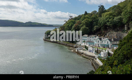 Verschiedene Szenen an einem heißen sonnigen Tag aus um das Dorf Portmeirion in Wales Stockfoto