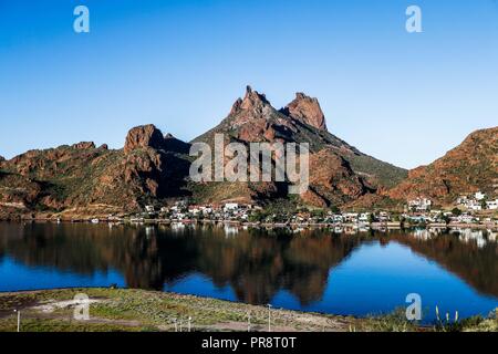 Bahia und Tetakahui Hügel in Bahia neben der Wüste in San Carlos, Sonora, Mexiko. Golf von Kalifornien. Das Meer von Cortés. Mar Bermejo, zwischen entfernt Stockfoto