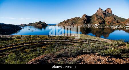 Bahia und Tetakahui Hügel in Bahia neben der Wüste in San Carlos, Sonora, Mexiko. Golf von Kalifornien. Das Meer von Cortés. Mar Bermejo, zwischen entfernt Stockfoto