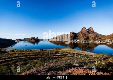 Bahia und Tetakahui Hügel in Bahia neben der Wüste in San Carlos, Sonora, Mexiko. Golf von Kalifornien. Das Meer von Cortés. Mar Bermejo, zwischen entfernt Stockfoto