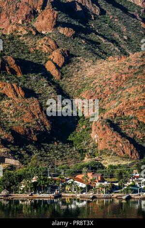 Bahia und Tetakahui Hügel in Bahia neben der Wüste in San Carlos, Sonora, Mexiko. Golf von Kalifornien. Das Meer von Cortés. Mar Bermejo, zwischen entfernt Stockfoto