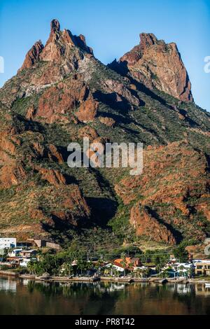 Bahia und Tetakahui Hügel in Bahia neben der Wüste in San Carlos, Sonora, Mexiko. Golf von Kalifornien. Das Meer von Cortés. Mar Bermejo, zwischen entfernt Stockfoto