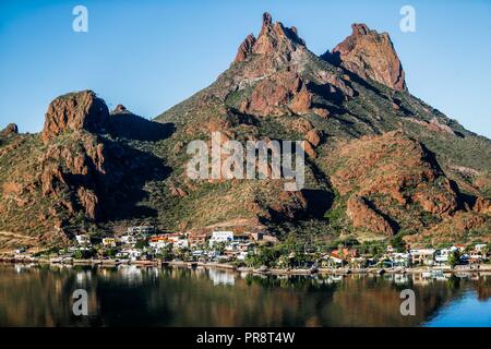 Bahia und Tetakahui Hügel in Bahia neben der Wüste in San Carlos, Sonora, Mexiko. Golf von Kalifornien. Das Meer von Cortés. Mar Bermejo, zwischen entfernt Stockfoto