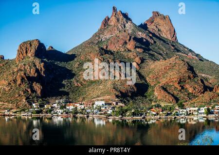 Bahia und Tetakahui Hügel in Bahia neben der Wüste in San Carlos, Sonora, Mexiko. Golf von Kalifornien. Das Meer von Cortés. Mar Bermejo, zwischen entfernt Stockfoto