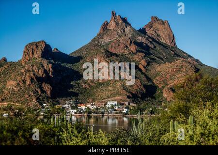 Bahia und Tetakahui Hügel in Bahia neben der Wüste in San Carlos, Sonora, Mexiko. Golf von Kalifornien. Das Meer von Cortés. Mar Bermejo, zwischen entfernt Stockfoto