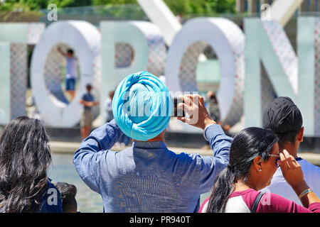 Touristen die Bilder von Nathan Phillips Square in Toronto Stockfoto