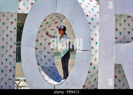 Touristen genießen neue Schreiben Toronto Schild am Nathan Phillips Square in Toronto Stockfoto