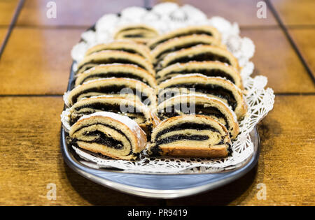 Poppyseed strudel Anzeige auf dem Silbertablett und Deckchen. Stockfoto